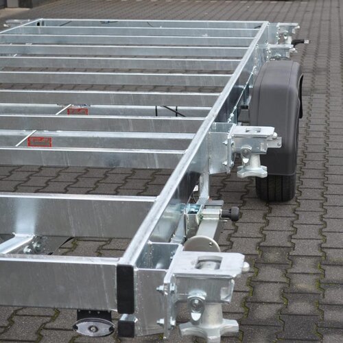 4 Twistlock-Verbindungen f�r eine Befestigung von 10-Fu� Container am 20-Fu� PKW-Anh�nger